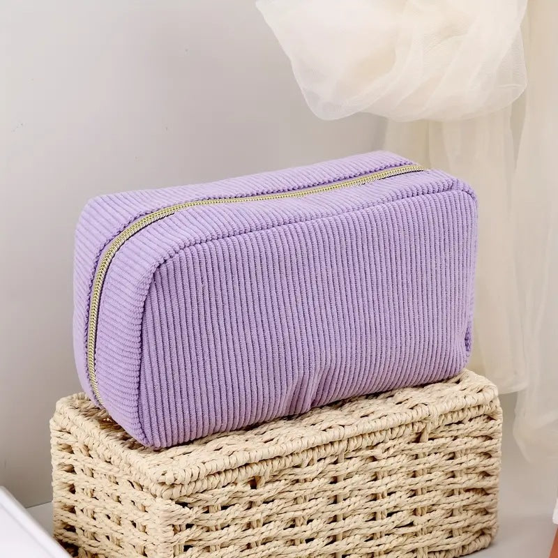 Simple, portable, large-capacity makeup bag