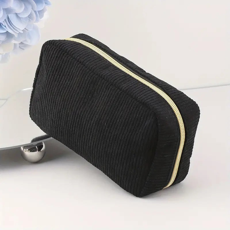Simple, portable, large-capacity makeup bag